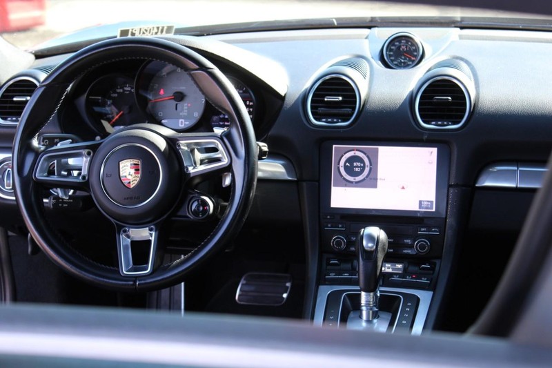 Porsche 718 Cayman Vehicle Full-screen Gallery Image 06