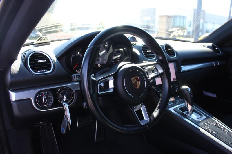 Porsche 718 Cayman Vehicle Full-screen Gallery Image 07