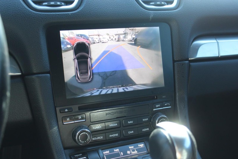 Porsche 718 Cayman Vehicle Full-screen Gallery Image 09