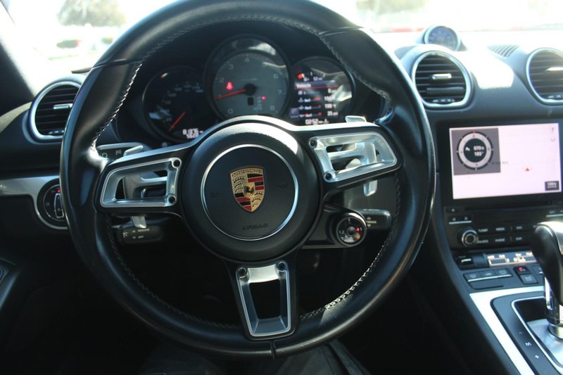 Porsche 718 Cayman Vehicle Full-screen Gallery Image 10