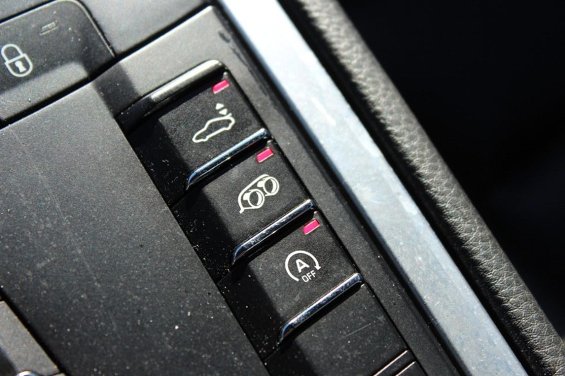 Porsche 718 Cayman Vehicle Full-screen Gallery Image 11