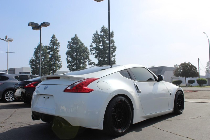 Nissan 370Z Vehicle Full-screen Gallery Image 04