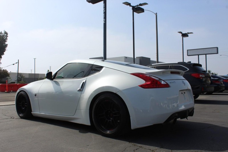Nissan 370Z Vehicle Full-screen Gallery Image 05