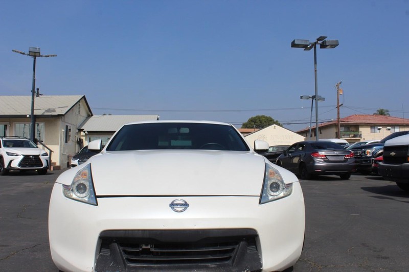 Nissan 370Z Vehicle Full-screen Gallery Image 06