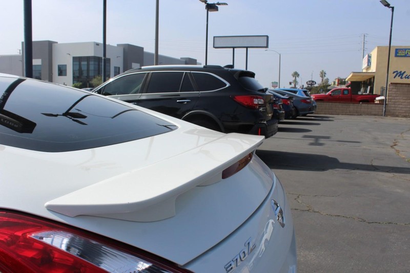 Nissan 370Z Vehicle Full-screen Gallery Image 07