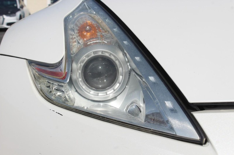 Nissan 370Z Vehicle Full-screen Gallery Image 08