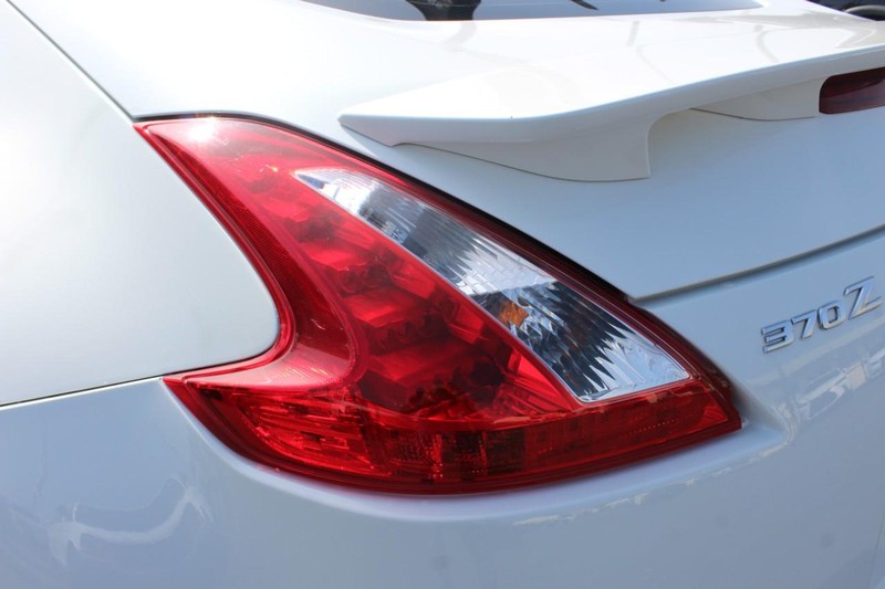 Nissan 370Z Vehicle Full-screen Gallery Image 09