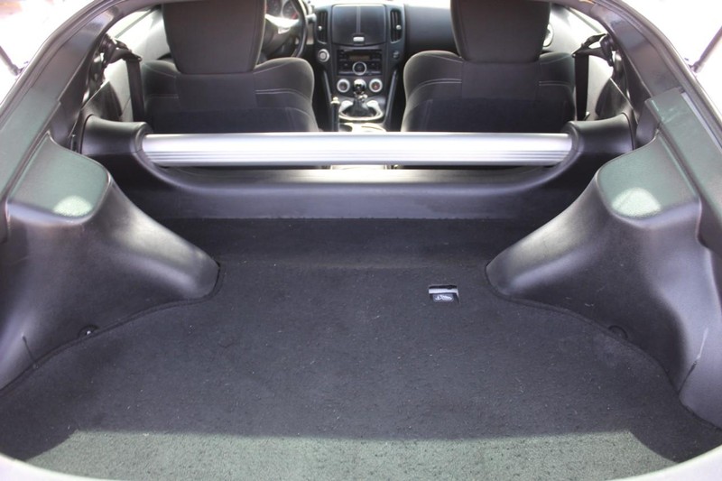 Nissan 370Z Vehicle Full-screen Gallery Image 10