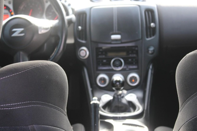 Nissan 370Z Vehicle Full-screen Gallery Image 11