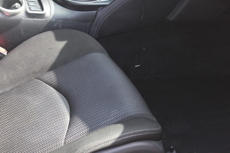 Nissan 370Z Vehicle Full-screen Gallery Image 12