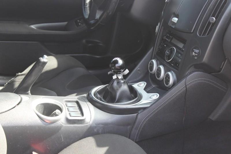 Nissan 370Z Vehicle Full-screen Gallery Image 13