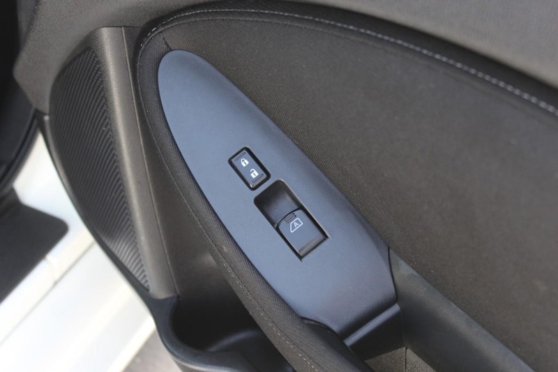 Nissan 370Z Vehicle Full-screen Gallery Image 14