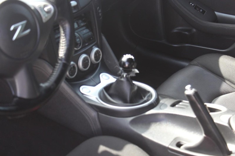 Nissan 370Z Vehicle Full-screen Gallery Image 16