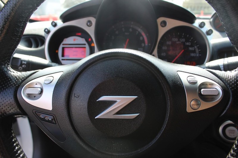 Nissan 370Z Vehicle Full-screen Gallery Image 17