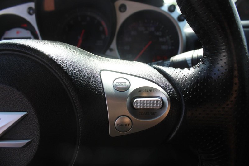 Nissan 370Z Vehicle Full-screen Gallery Image 18