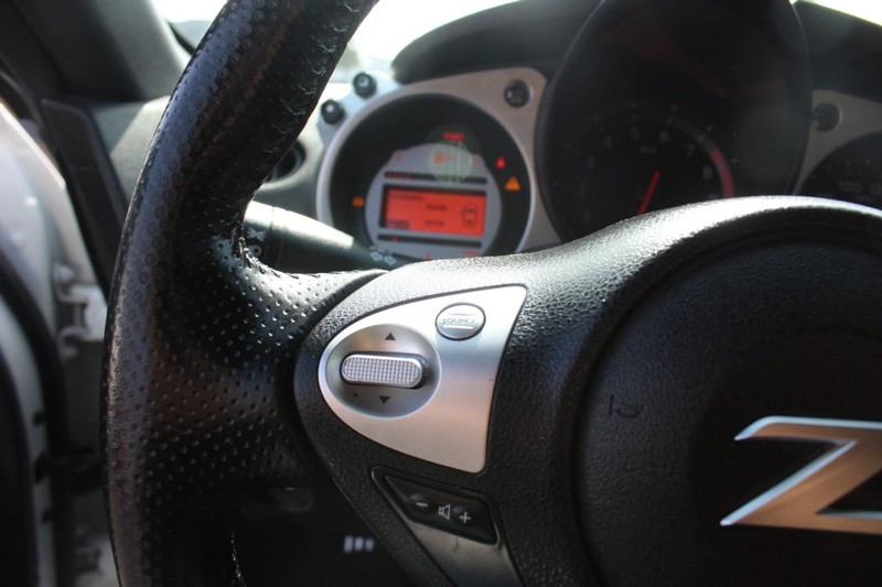 Nissan 370Z Vehicle Full-screen Gallery Image 19