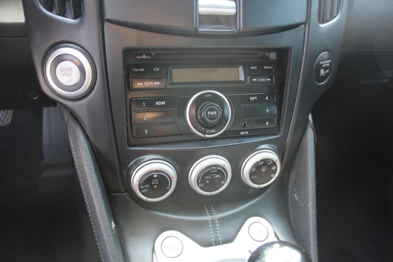 Nissan 370Z Vehicle Full-screen Gallery Image 20