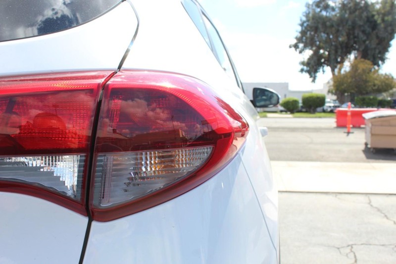 Hyundai Tucson Vehicle Full-screen Gallery Image 09