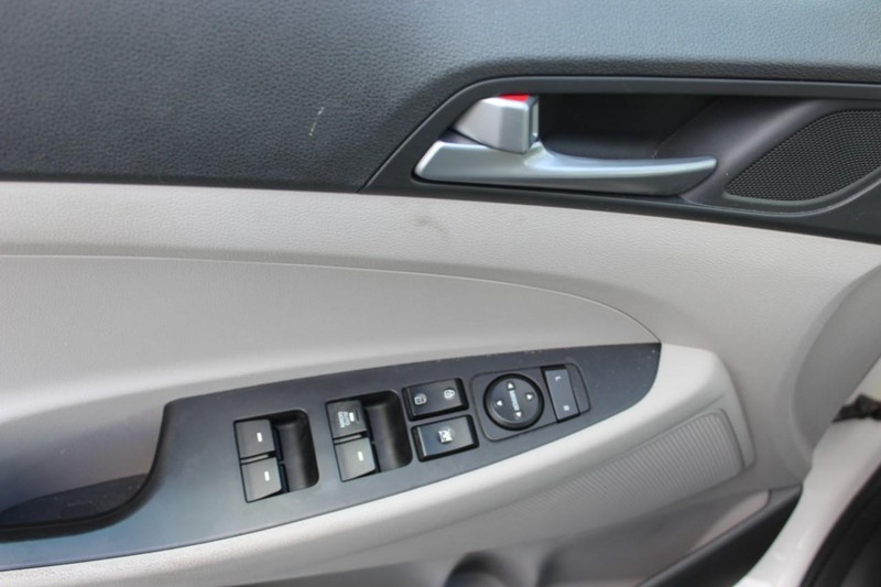Hyundai Tucson Vehicle Full-screen Gallery Image 14