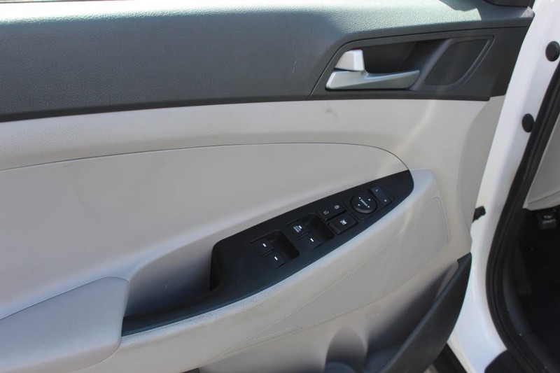 Hyundai Tucson Vehicle Full-screen Gallery Image 16