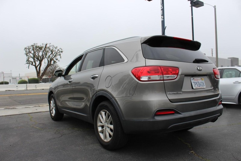 Kia Sorento Vehicle Full-screen Gallery Image 03