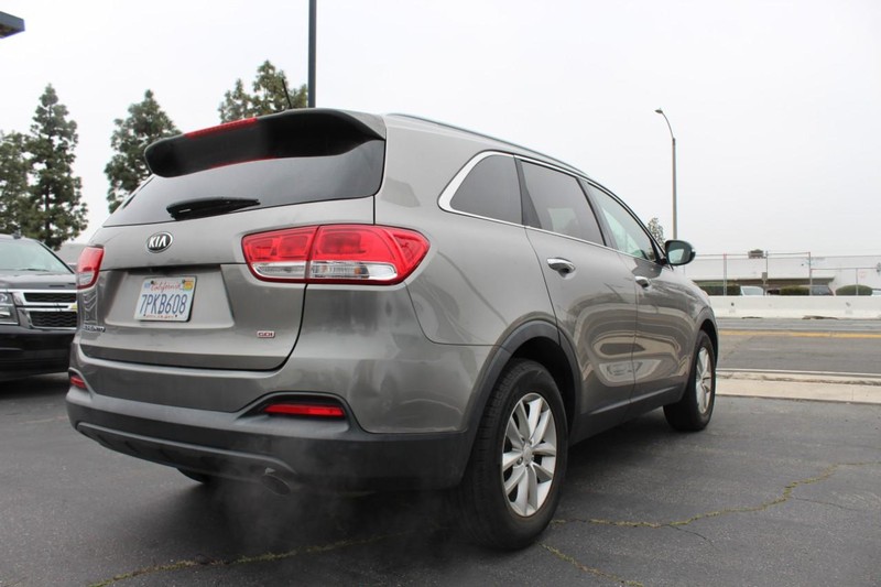 Kia Sorento Vehicle Full-screen Gallery Image 04