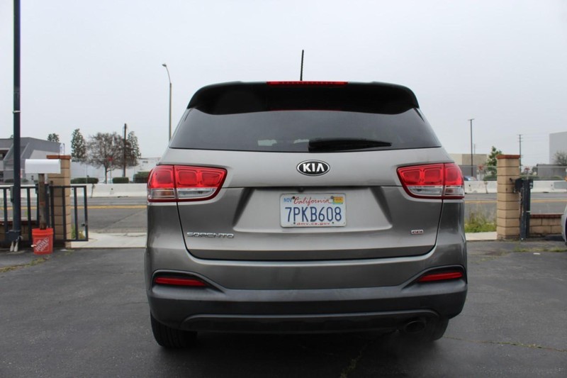 Kia Sorento Vehicle Full-screen Gallery Image 06
