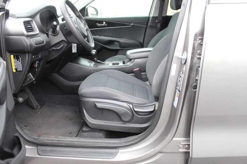 Kia Sorento Vehicle Full-screen Gallery Image 09