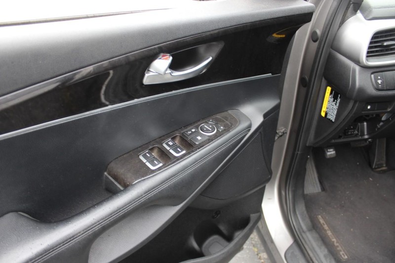 Kia Sorento Vehicle Full-screen Gallery Image 12