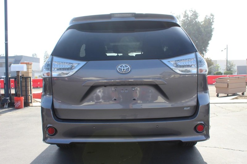 Toyota Sienna Vehicle Full-screen Gallery Image 05