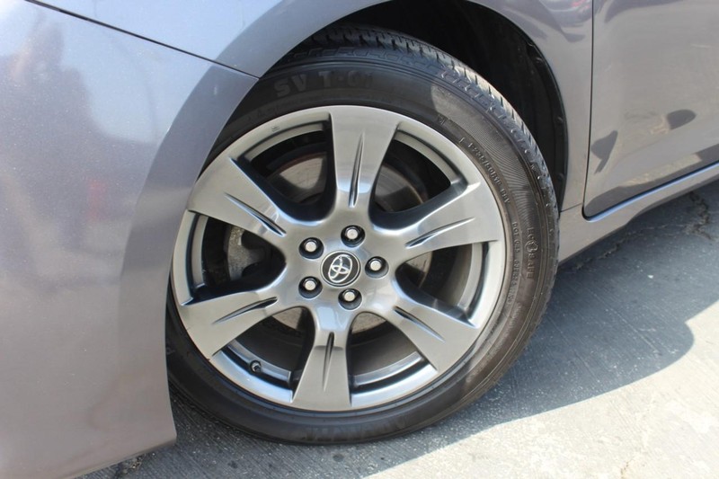 Toyota Sienna Vehicle Full-screen Gallery Image 06