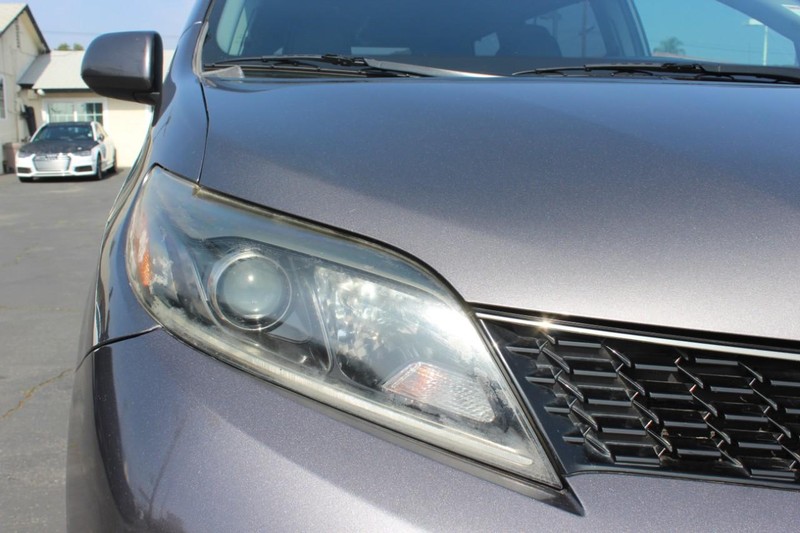 Toyota Sienna Vehicle Full-screen Gallery Image 08