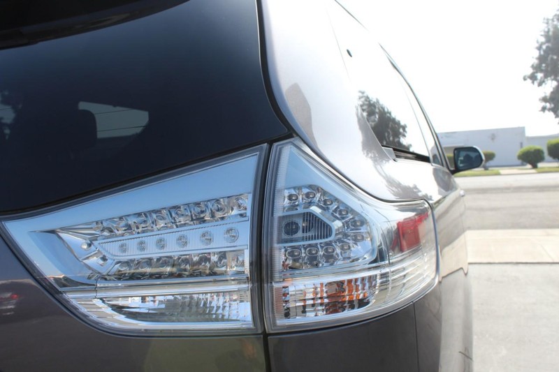 Toyota Sienna Vehicle Full-screen Gallery Image 10