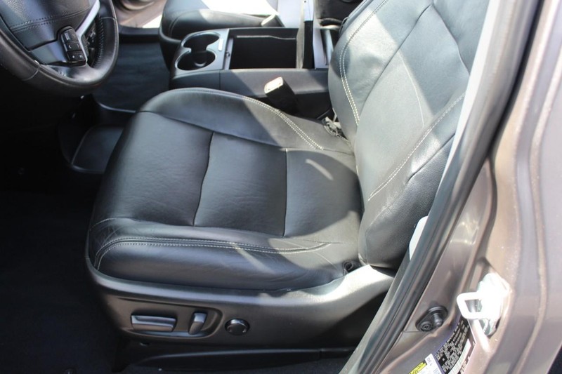 Toyota Sienna Vehicle Full-screen Gallery Image 11