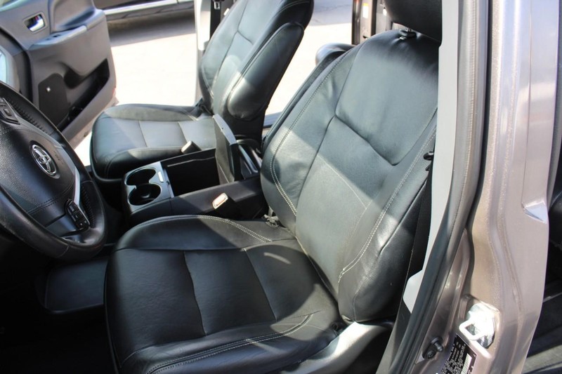 Toyota Sienna Vehicle Full-screen Gallery Image 12