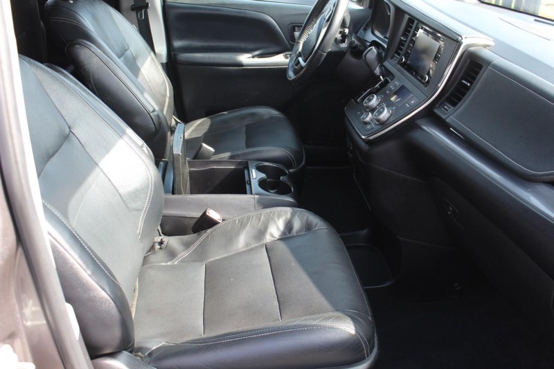 Toyota Sienna Vehicle Full-screen Gallery Image 13