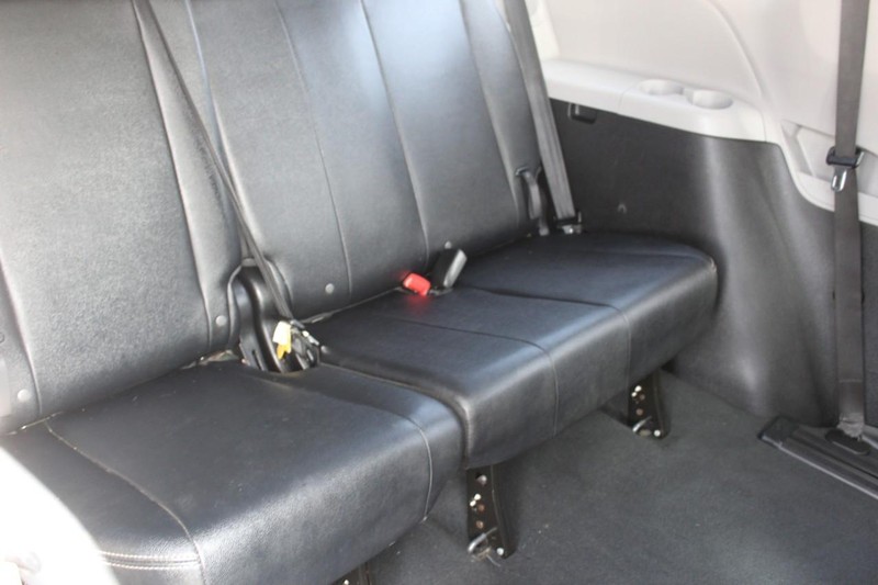 Toyota Sienna Vehicle Full-screen Gallery Image 15