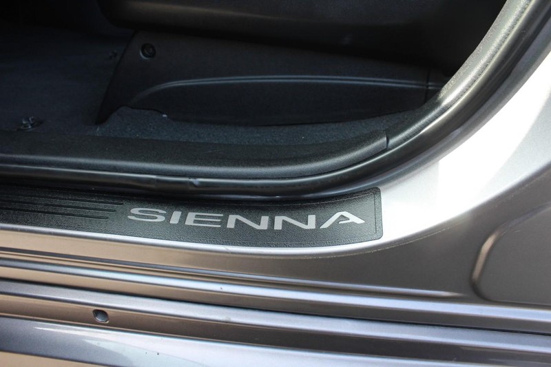 Toyota Sienna Vehicle Full-screen Gallery Image 20
