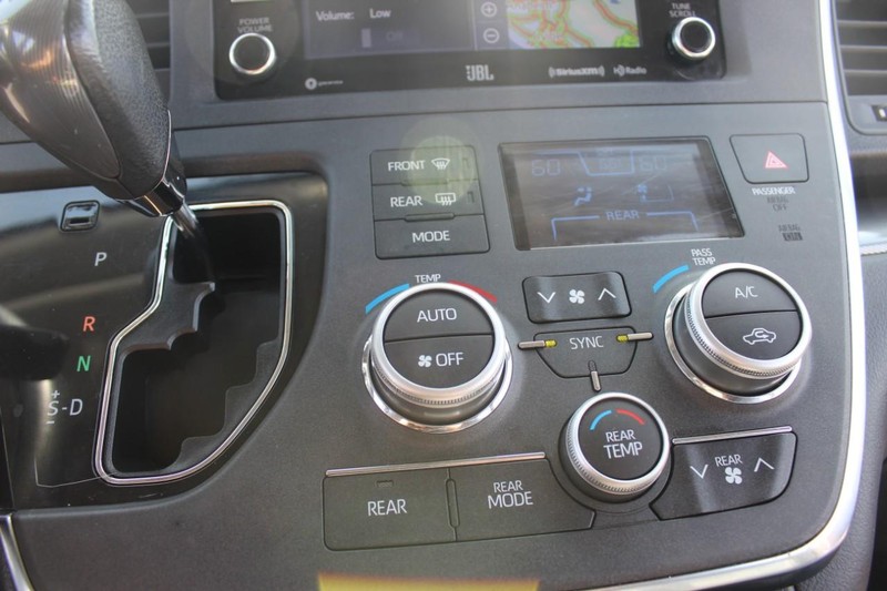 Toyota Sienna Vehicle Full-screen Gallery Image 24