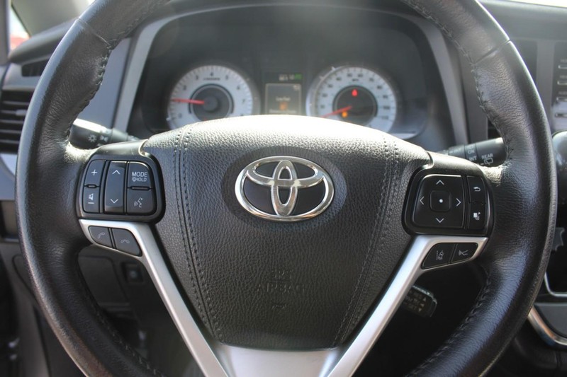 Toyota Sienna Vehicle Full-screen Gallery Image 30