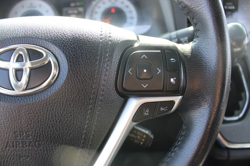 Toyota Sienna Vehicle Full-screen Gallery Image 31