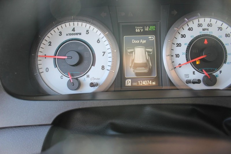 Toyota Sienna Vehicle Full-screen Gallery Image 33