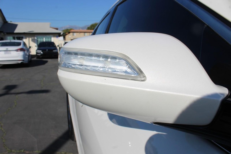 Acura ZDX Vehicle Full-screen Gallery Image 11