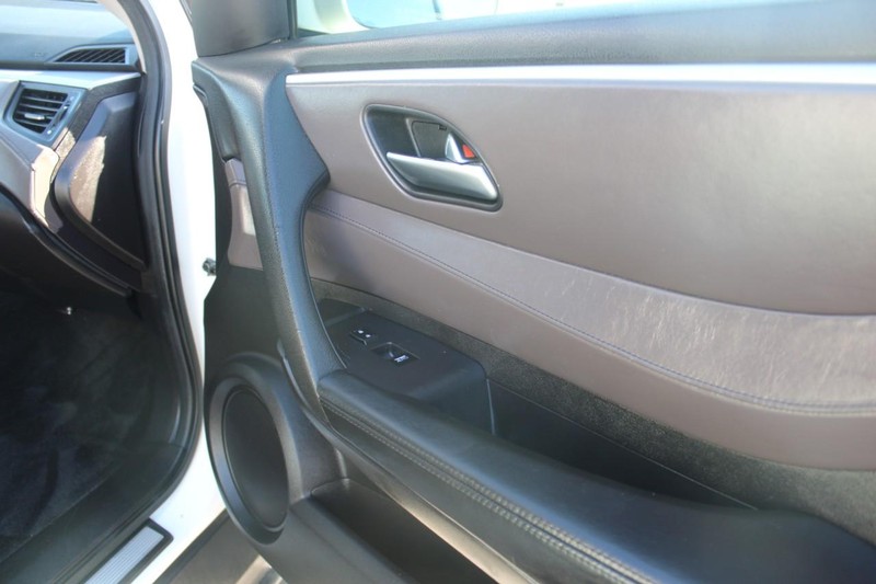 Acura ZDX Vehicle Full-screen Gallery Image 20