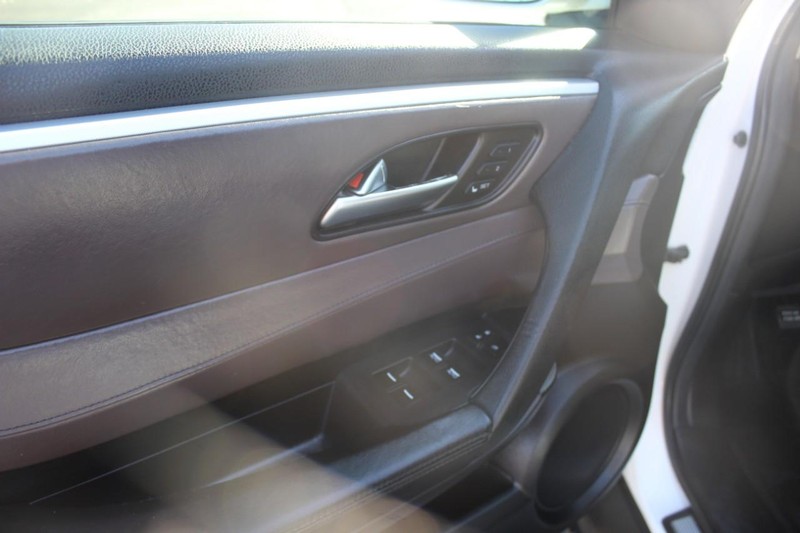 Acura ZDX Vehicle Full-screen Gallery Image 21