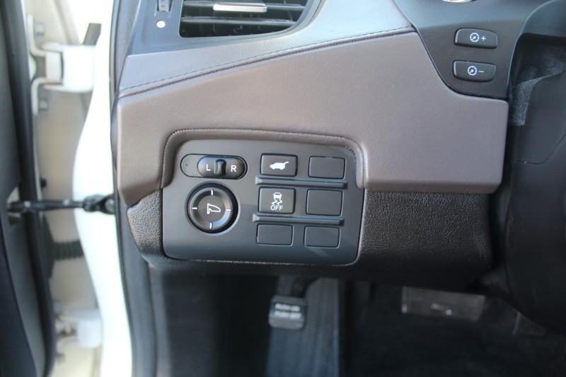 Acura ZDX Vehicle Full-screen Gallery Image 33