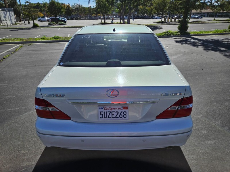 Lexus LS 430 Vehicle Full-screen Gallery Image 04