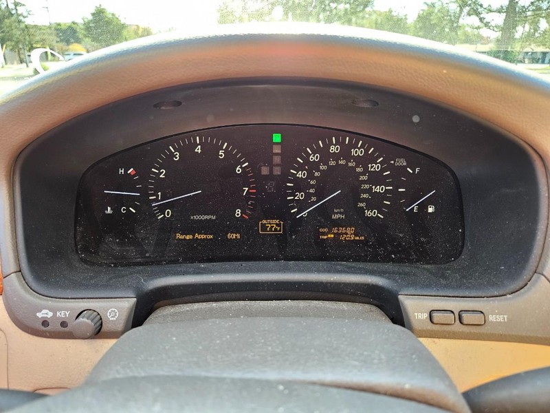 Lexus LS 430 Vehicle Full-screen Gallery Image 09