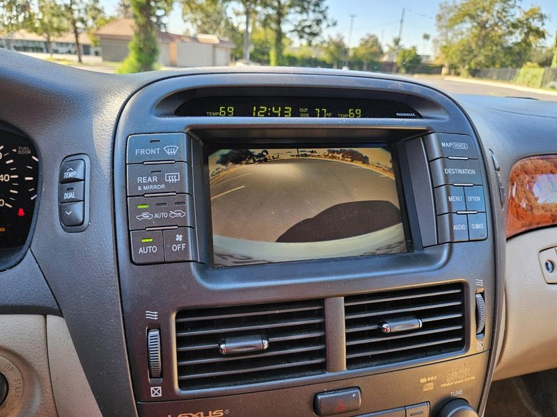 Lexus LS 430 Vehicle Full-screen Gallery Image 10