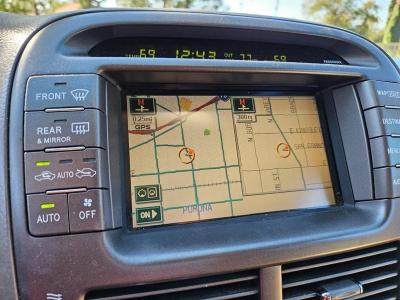 Lexus LS 430 Vehicle Full-screen Gallery Image 11